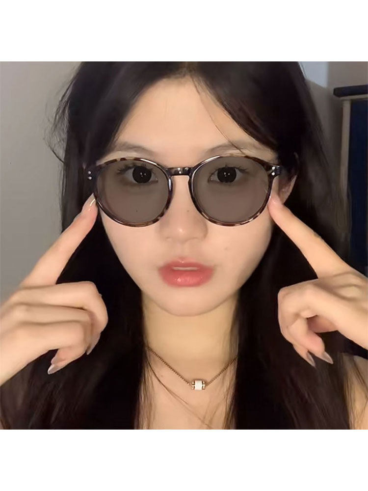 Korean-Style Retro Photochromic Glasses with Round Frames for Female Students, Anti-Blue Light, Can Be Fitted with Prescription Lenses, Natural Look, Black Frames, Eye Protection