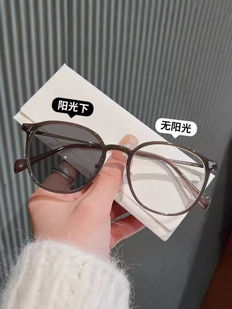 Ultra-Light Photochromic Prescription Glasses for Women, Brown Round Frame, Slimming Effect, Natural Look, Non-Prescription Glasses for Men, Korean Style Trendy