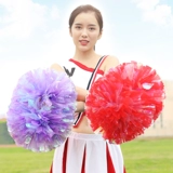 Красочный матовая ла -ла -ла -лакале бал, лара, команда танцевальная рука рука, держит цветочный цвет шарикоподтвердывания шарикоподъемника