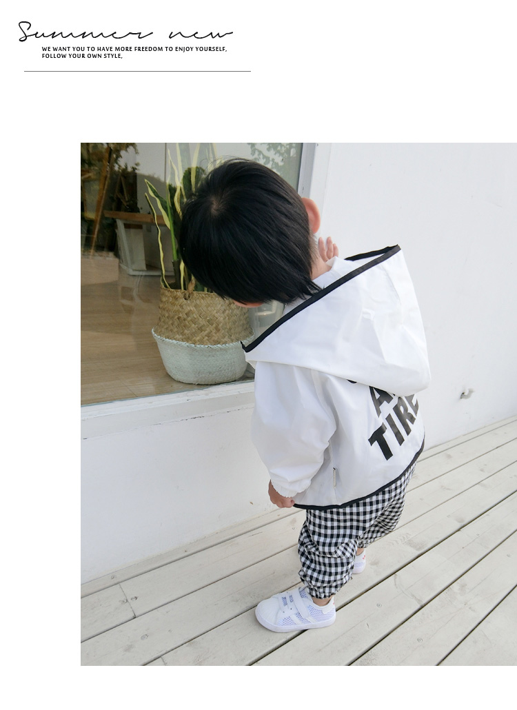Quần áo chống nắng cho bé mùa thu Phiên bản Hàn Quốc của bé trai và bé gái mờ chữ đen dễ thương trùm đầu chống nắng quần áo áo khoác thủy triều - Áo khoác áo gió cho bé gái xuân hè