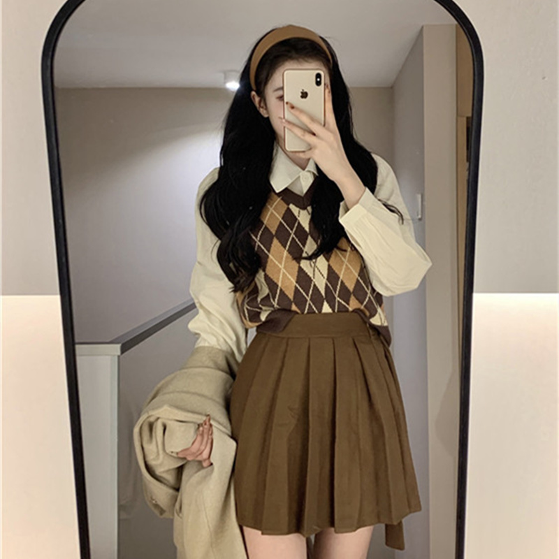 Meilade V-Neck Diamond-Patterned Knitted Vest for Women, 2025 Spring and Autumn Vintage Preppy Style Layered Sweater Vest Meilade V-Neck Diamond-Patterned Knitted Vest for Women, 2025 Spring and Autumn Vintage Preppy Style Layered Sweater Vest