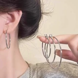 2024 Новые серьги популярного круга для женщин освещают роскошные нишевые высококлассные чувства темперамента уникального и преувеличенного.