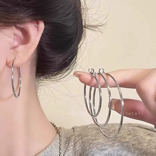 2024 Новые серьги популярного круга для женщин освещают роскошные нишевые высококлассные чувства темперамента уникального и преувеличенного.