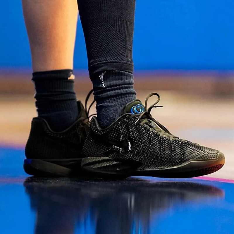 The New Clark First-Generation Low-Top Practical Wear-Resistant Basketball Shoes in Blue, Pink, Fluorescent Green, Black, and Silver for Men and Women The New Clark First-Generation Low-Top Practical Wear-Resistant Basketball Shoes in Blue, Pink, Fluorescent Green, Black, and Silver for Men and Women