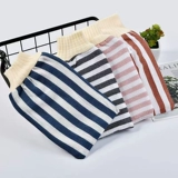 Грубые песочные полотенца купают полотенце, мужчины потирают перчатки, растирают грязь, не причиняют вреда взрослым, потирают обратно в пепел, чтобы купаться