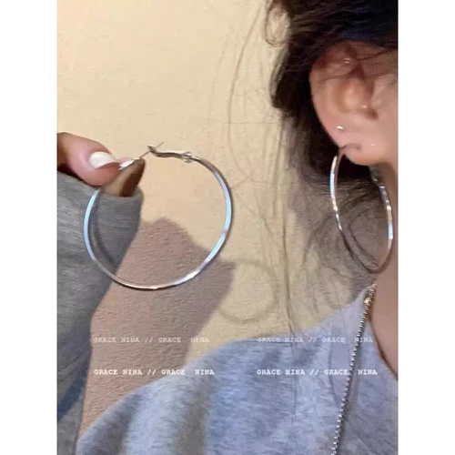 2024 Новые серьги популярного круга для женщин освещают роскошные нишевые высококлассные чувства темперамента уникального и преувеличенного.