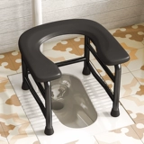 Старик мобилизует приседание туалета в туалет и меняется в туалет.