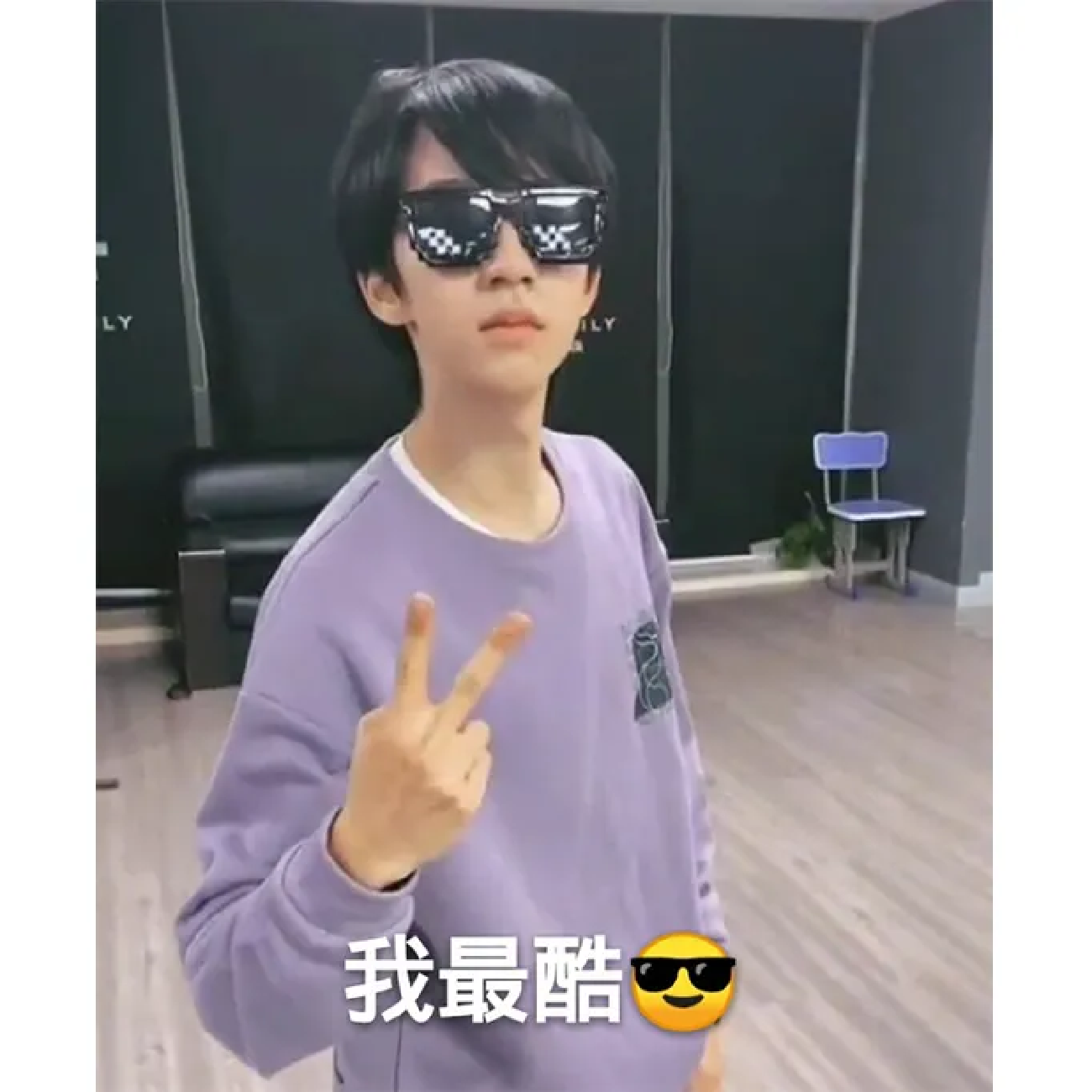 复古流行艺术帆布印刷- 太阳镜男人、热粉色和黄色肖像墙艺术、健身房、男人窝、单身公寓装饰的复古风格海报– Artoholica, image size:1300x1300