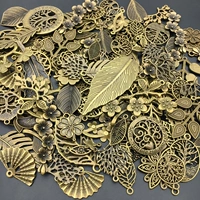 Древние бронзовые листья наполовину кошачьи