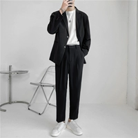 Черная куртка, штаны, белая футболка