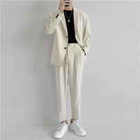 Белая куртка, штаны, черная футболка