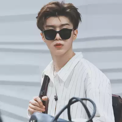 Korean version of Square small frame men driving sunglasses trend fashion retro street shooting wind anti UV sunglasses women