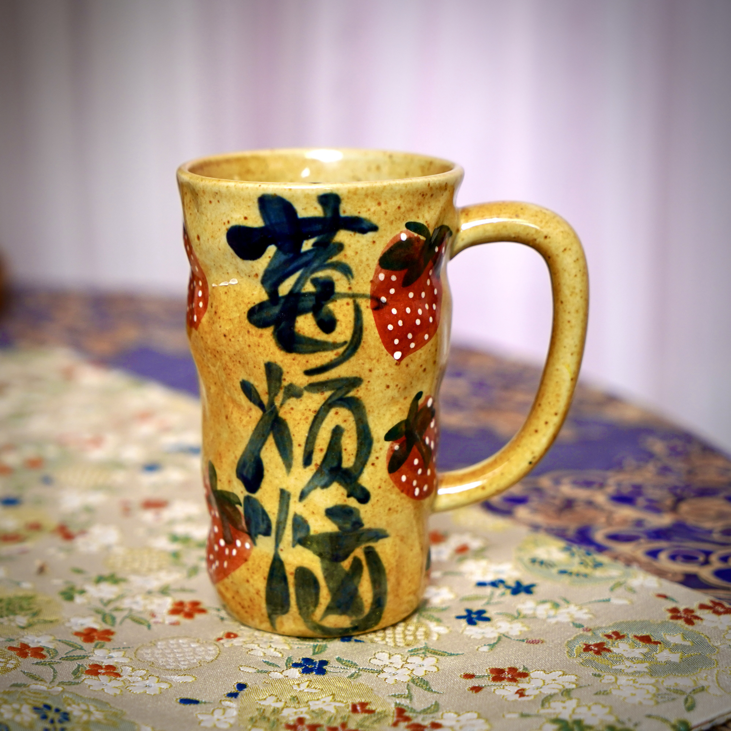 景德镇手工手绘陶瓷马克杯：不只是水杯，更是艺术与爱情的见证！