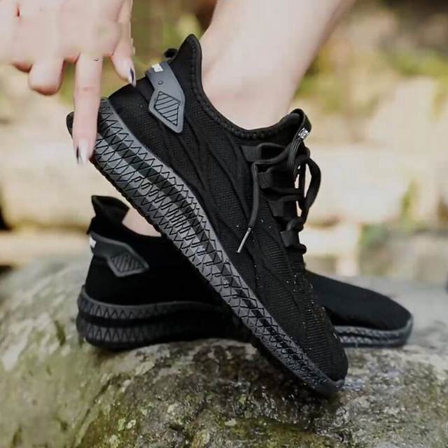 Popular Crocodile-Patterned Fourth-Generation Fly-Knit Splash-Proof Shoes for Spring, Summer, Autumn, and Winter, with Added Cotton, Breathable, Stain-Resistant, Fashionable, Casual, for Couples