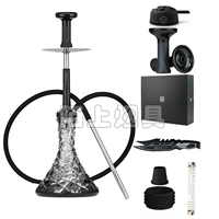 Прозрачная бутылка с черным узором