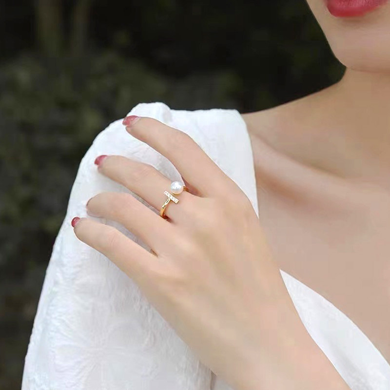 The anchor recommends new powder to pay attention to welfare pearl ring girl