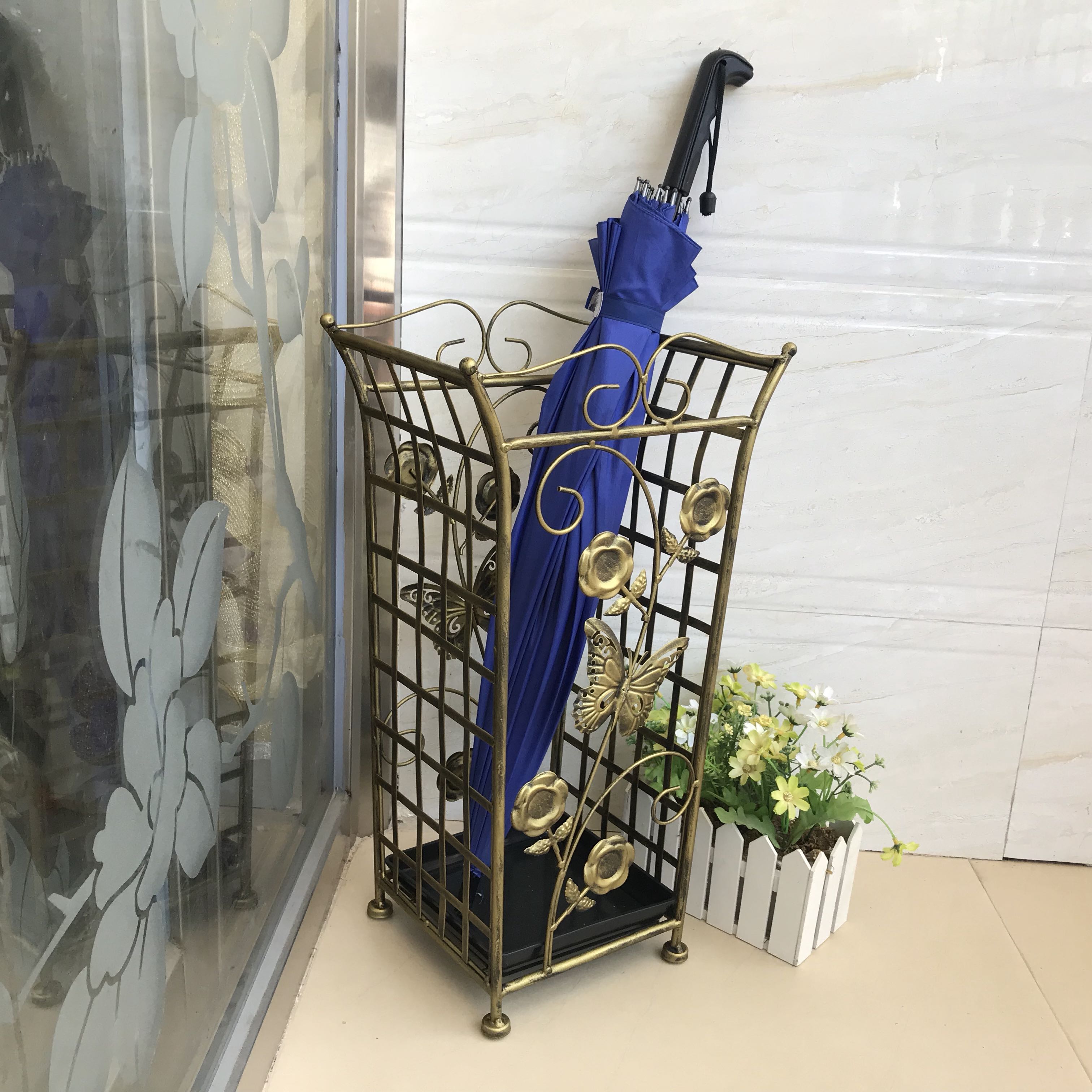 Xin Shangmei châu Âu retro sắt rèn nhà ô đứng sảnh khách sạn ô xô thùng rác sáng tạo giá lưu trữ - Kệ kệ sách nhỏ