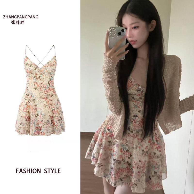 Slightly Chubby Vacation Style Outfit V-Neck Floral Dress Women's Summer New Slim-Fit Suspender Dress Cardigan Two-Piece Set Slightly Chubby Vacation Style Outfit V-Neck Floral Dress Women's Summer New Slim-Fit Suspender Dress Cardigan Two-Piece Set