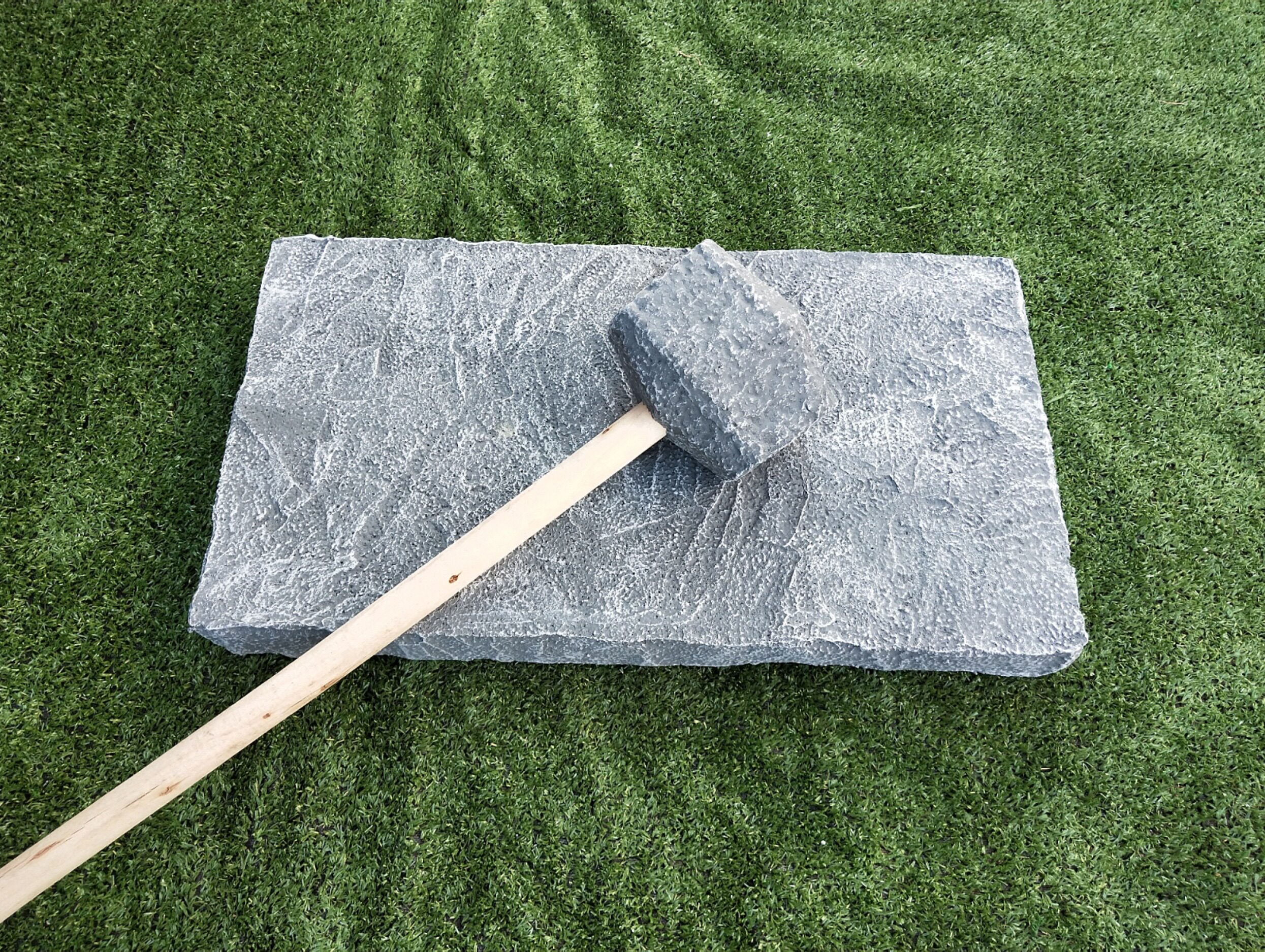 Customize the performance chest-opening broken large stone simulation pendulum pieces film and TV props simulation slate photographic foam slate stone false stones