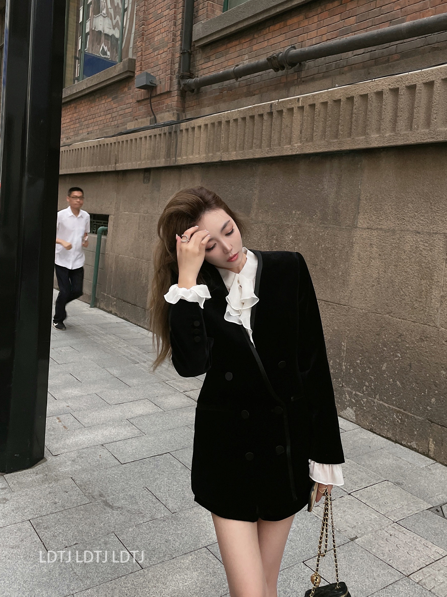 LDTJ Gaoding Western dress female Xun Gui Er miss female swan velvet blazer temperament v-neck shorts suit
