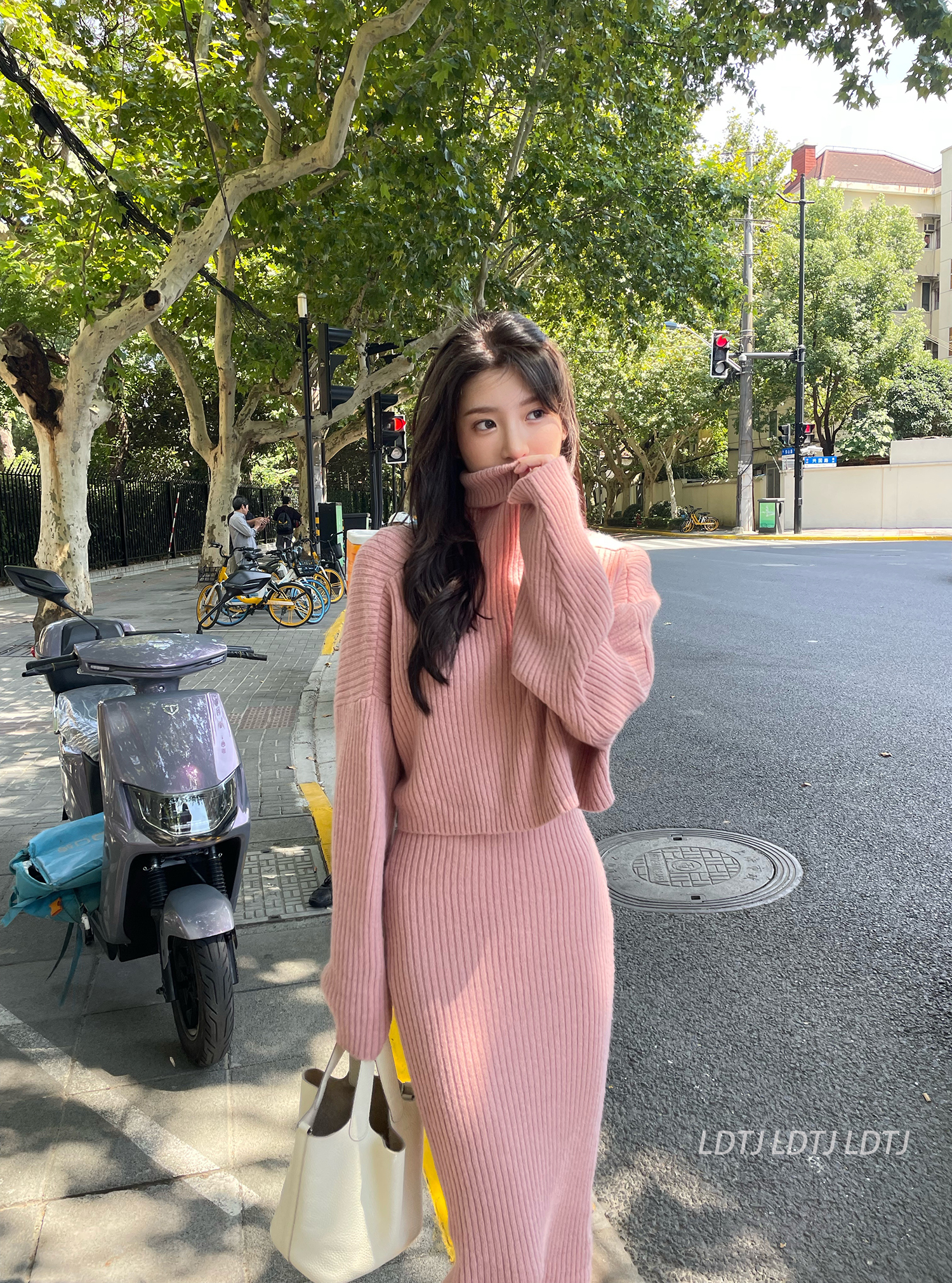 LDTJ high-definition lazy wind 22 summer new temperament pullover sweater female age-reducing solid color thick knitted gentle heating pants