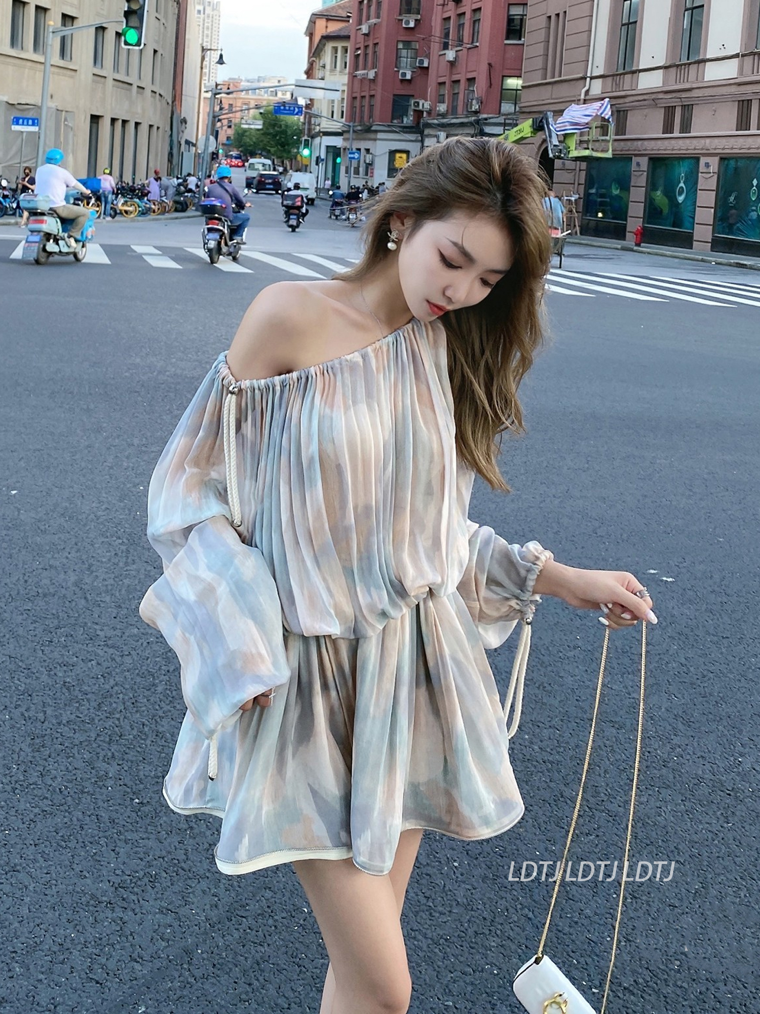 LDTJ Gao Ding 22 Xia Xin Yi Mengling sexy waist was thin and covered the flesh off the shoulders Sanya seaside holiday dress female