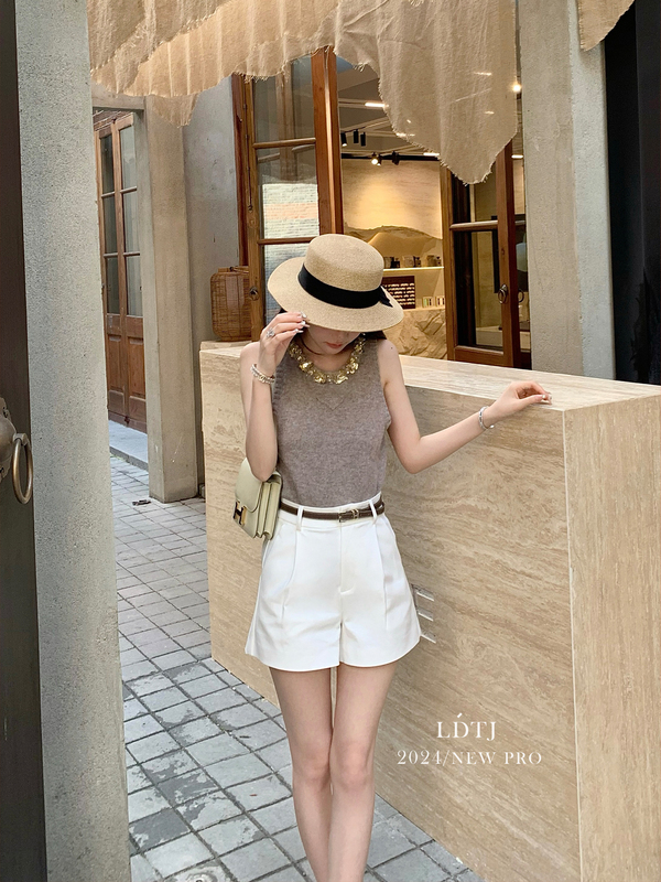 Spring Ldtj High-End Shorts, Spring Black and White Casual Versatile Slimming Socialite High-Waisted Pleated A-Line Shorts for Women
