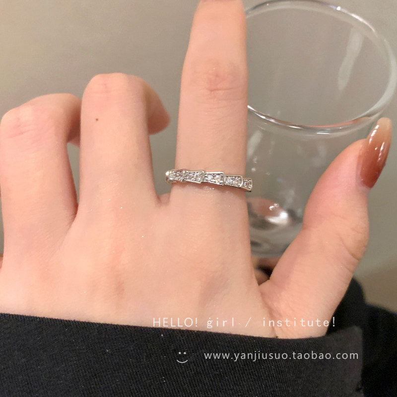 Кольцо Girl's Beauty Research Institute змея с цирконием