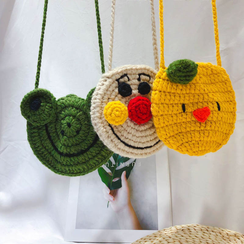Finished hand-made vibrato with the same cartoon cute cartoon frog baby wool bag children's diagonal bag Korean version