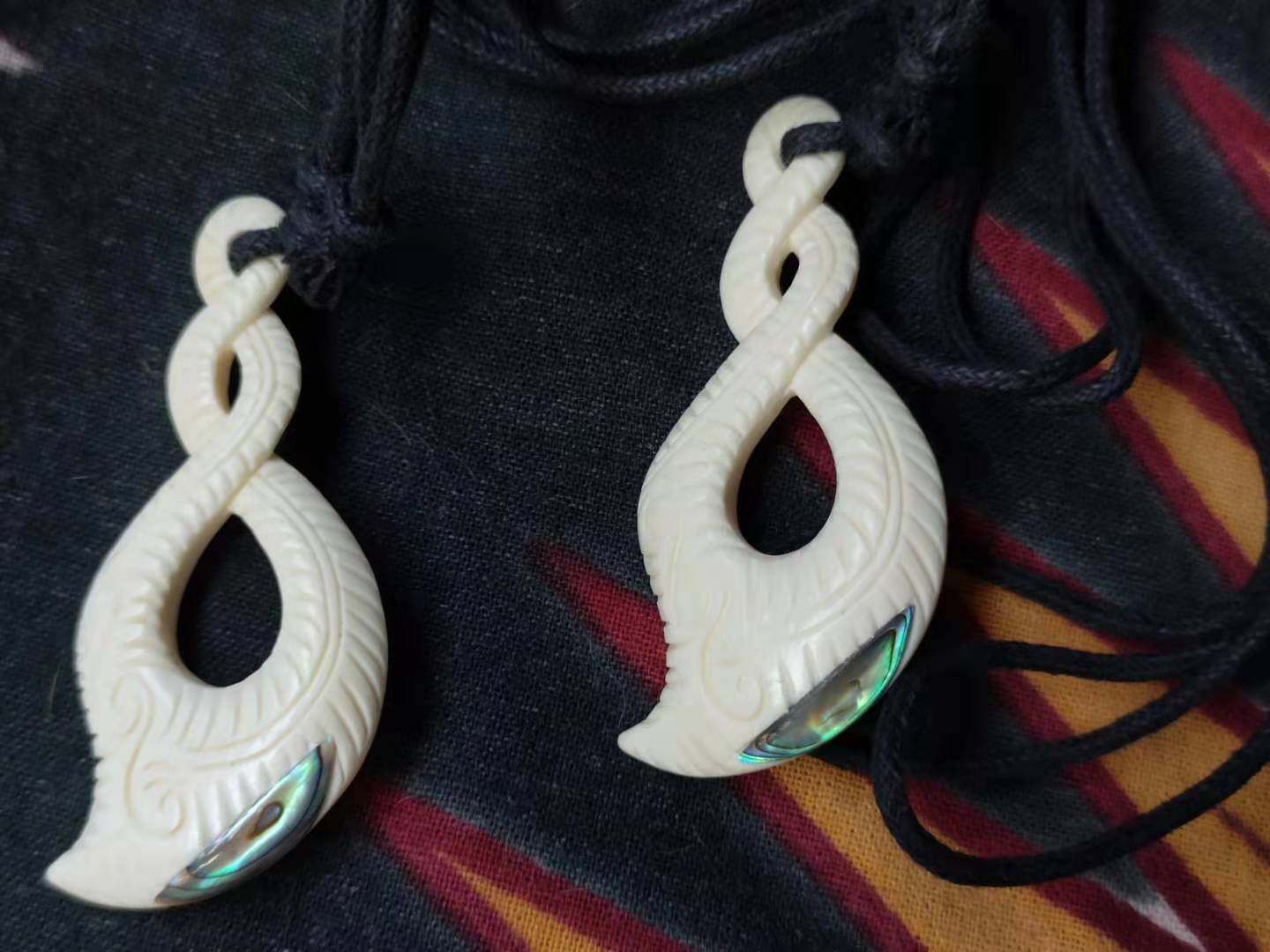 Maori Natural Bone Carved Colored Shell Art Pendant (TWIST) Energy Heart Come True Gift