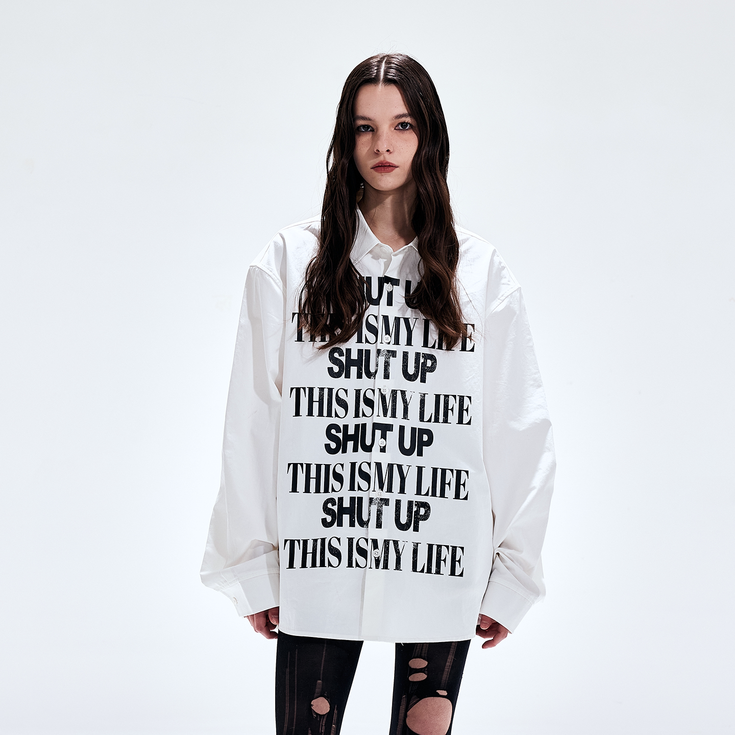 Donfall เสื้อเชิ้ตพิมพ์ลายฟอนต์ คอลเลกชันฤดูใบไม้ผลิ ใหม่ สไตล์อเมริกันย้อนยุค เสื้อเชิ้ตแขนยาวสีขาว ทันสมัย