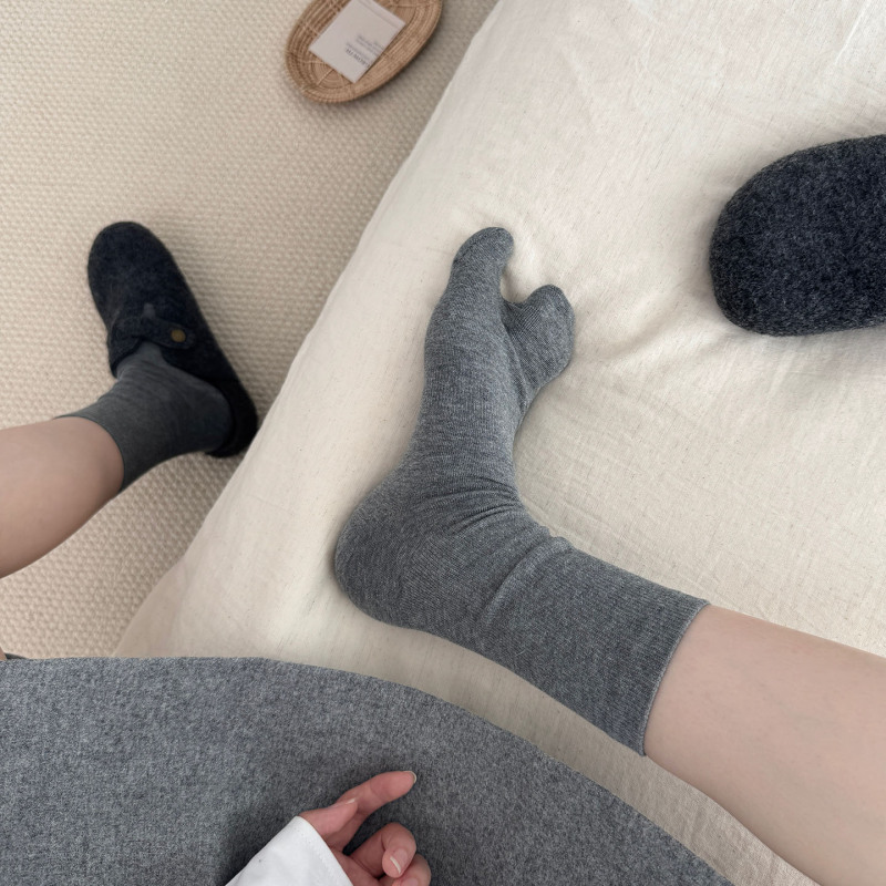 Dark Gray Two-Toe Socks for Women, Spring and Autumn, Pure Cotton, Seamless, Japanese Style, Solid Color, Mid-Calf Socks, Split-Toe Socks, Seamless Sheep's Hoof Socks Dark Gray Two-Toe Socks for Women, Spring and Autumn, Pure Cotton, Seamless, Japanese Style, Solid Color, Mid-Calf Socks, Split-Toe Socks, Seamless Sheep's Hoof Socks