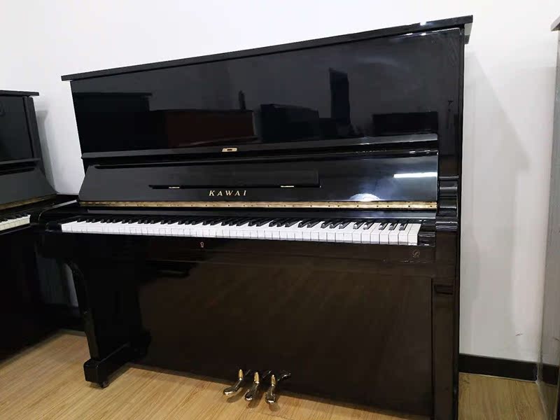 Nhật Bản nhập khẩu đàn piano cũ Kawai kawai KU1 cho người mới bắt đầu tập chơi piano - dương cầm 	giá 1 chiếc đàn piano	