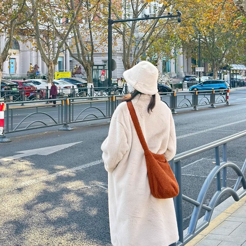 Winter Caramel Cocoa Retro Woolen Crossbody Bucket Bag Commuting Versatile Single-Shoulder Furry Autumn and Winter Velvet Bag
