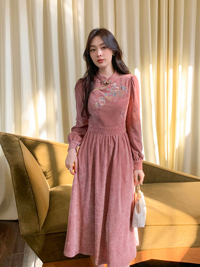 GERTCOREL2025新款冬季原创新中式刺绣浅粉色减龄丝绒连衣裙女装
