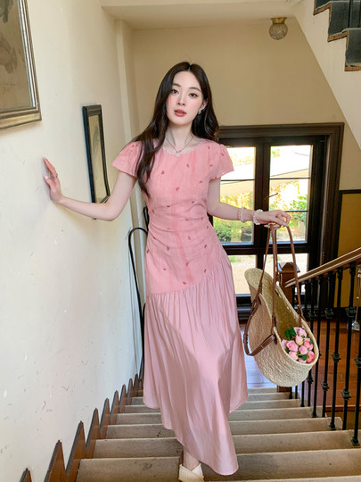 GERTCOREL2025新款夏季法式显瘦梨型身材糖果粉显白减龄连衣裙女