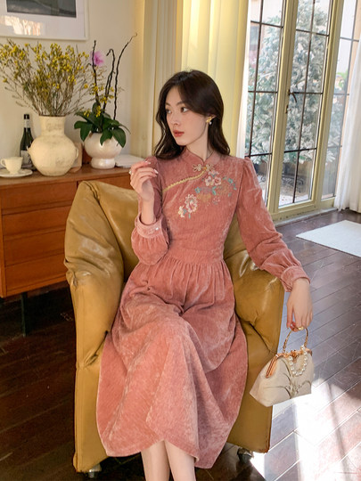GERTCOREL2025新款冬季原创新中式刺绣浅粉色减龄丝绒连衣裙女装