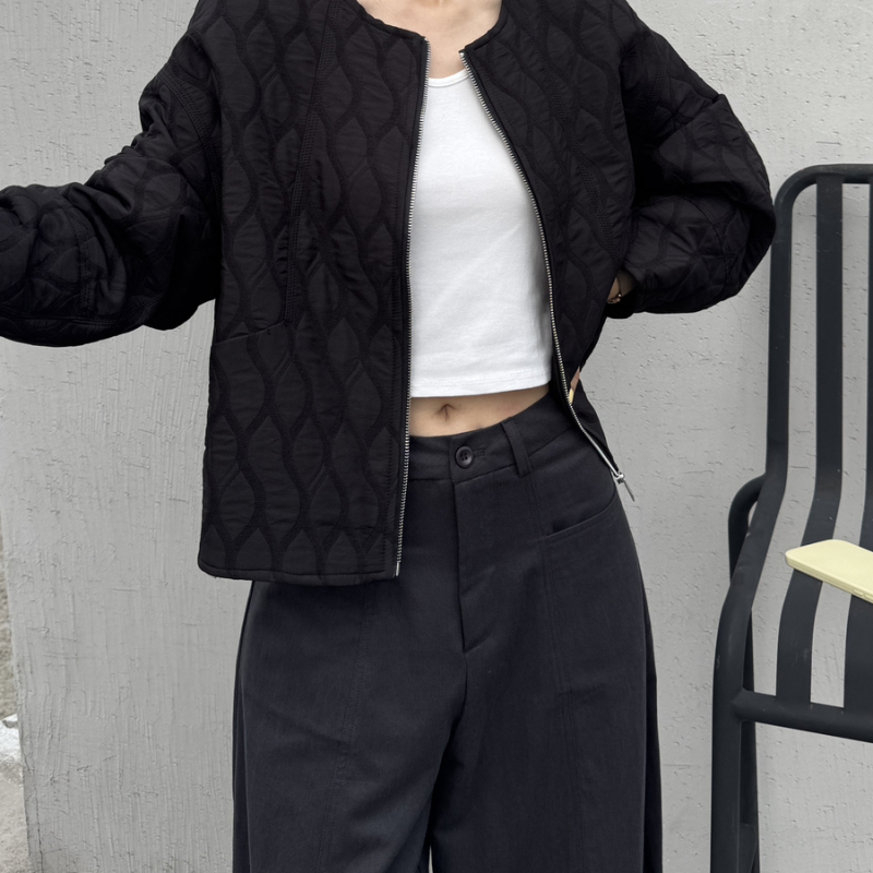 Minimalist Style Black Diamond Pattern Quilted Long-Sleeve Cotton Jacket for Women, Short Coat with Round Neck, Loose Fit, Zipper, Slimming, Versatile Jacket