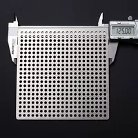 Квадратный сливной патрубок для пола диаметром 12,5 см, диаметр отверстия 3 мм.