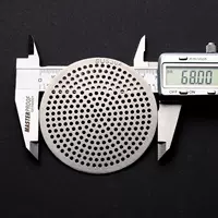 Сливной патрубок круглый, диаметр 6,8 см, диаметр отверстия 3 мм.