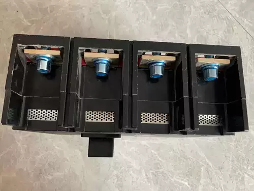 Шанхайский народный DZ20J-630A Трехфазный четырех-линейный выключатель с одноулистым выключателем с двумя отверстиями с двумя отверстиями.