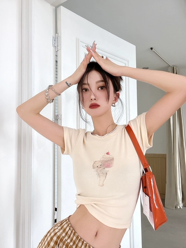 Короткая осенняя дизайнерская футболка, короткий рукав, тренд сезона, облегающий крой, в обтяжку, в американском стиле