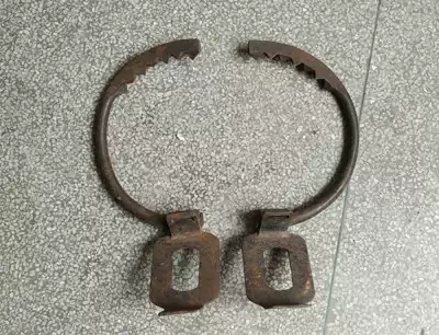 A pair of pedals for communication equipment climbers