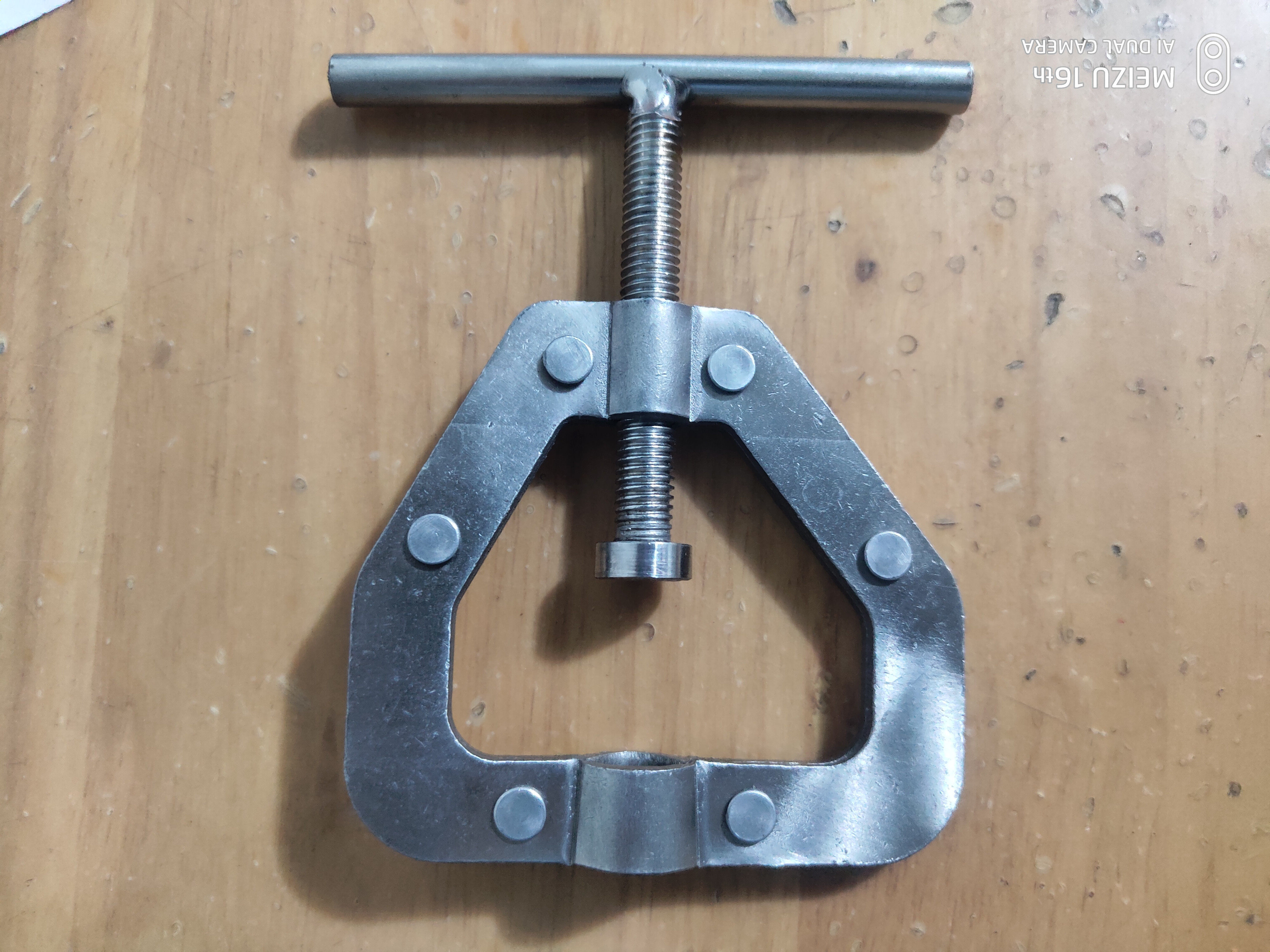 Australian Hawaiian nut opener is light and labor-saving to open a nut clip