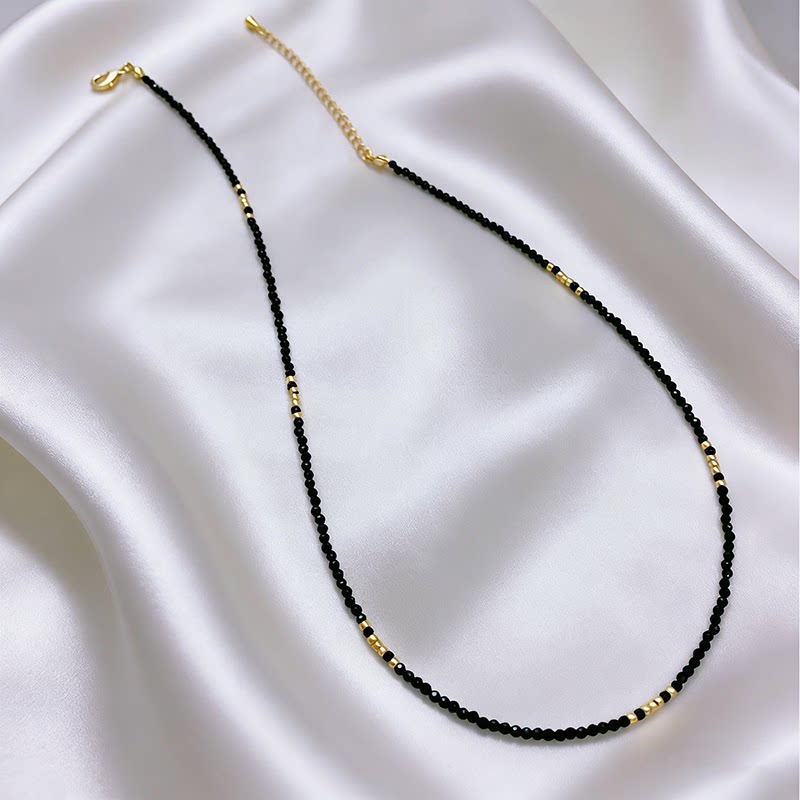 天然のブラックスピネルを使用したネックレス。手作業でビーズをあしらい、重ね付けしたり、他のアクセサリーと組み合わせたりすることで、ラグジュアリーで洗練された印象を与えます。繊細なチョーカーネックレスです。