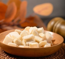 Roasted coconut chunks coconut crispy chunks Hainan style coconut meat coconut crispy chips thin crispy dried coconut nuts crispy casual New Year snacks
