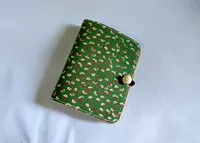 Военный зеленый маленький цветок на зеленом фоне