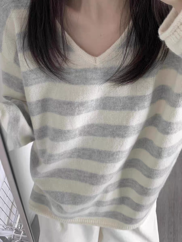 Super Soft and Gentle Color-Blocked Striped Knit Sweater with V-Neck, Loose and Relaxed Fit, Slimming, Korean Style, Gentle Autumn Sweater Top Super Soft and Gentle Color-Blocked Striped Knit Sweater with V-Neck, Loose and Relaxed Fit, Slimming, Korean Style, Gentle Autumn Sweater Top