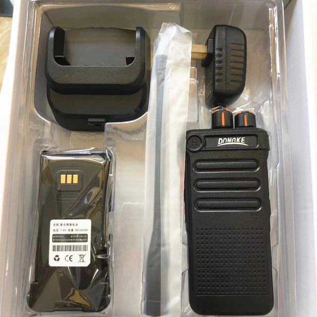 Dongke 8000plus walkie-talkie for outdoor self-driving tours in shopping malls and residential areas. The volume of the handheld intercom at the construction site is high.
