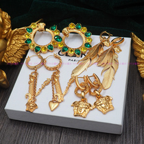 (Tough goods) re-engraved vintage Antique gold-plated earrings Lilith V-word rhinestone letter earrings retro brooch